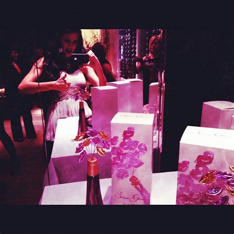 Selenators: Selena Gomez Releases her new Fragrance "Selena Gomez"!!