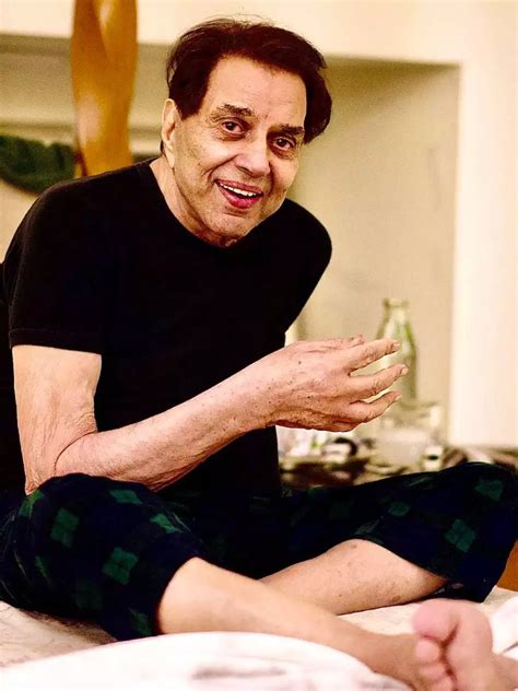 Dharmendra looks youthful in new pics | Filmfare.com