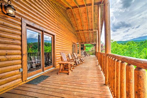 New! Spacious Gatlinburg Cabin: Hot Tub & Theater! in Gatlinburg w/ 4 BR (Sleeps14)