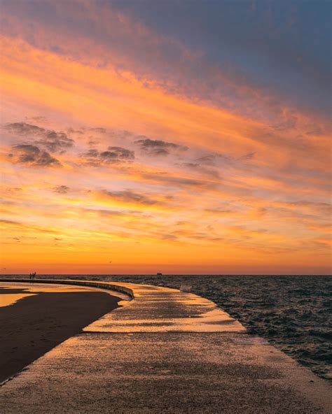 Sunrise by North Ave beach, Chicago [OC] : r/SkyPorn