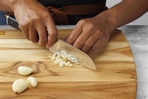 How to Mince Garlic with a Knife, Garlic Press, Grater or Food Processor