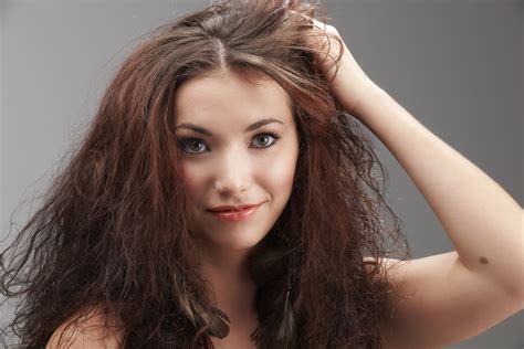 Fashion and Style: What Causes Hair to Frizz?