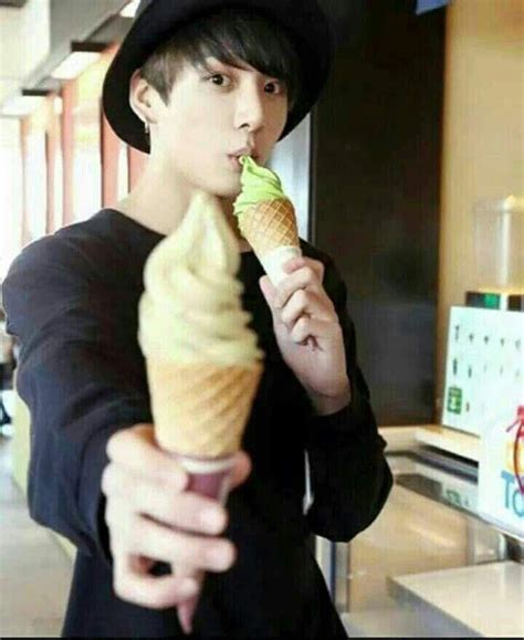 Jungkook eating appreciation | Jungkook, Taehyung, Bts