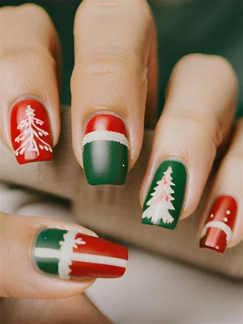 105+ Festive Short Acrylic Christmas Nail Ideas for 2024 | Sarah Scoop