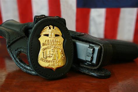 File:FBI Badge & gun.jpg - Wikipedia, the free encyclopedia