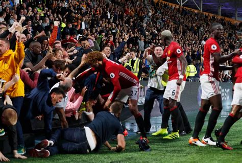 Manchester United fans celebrate goal - Mirror Online