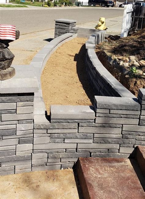 Belgard Bluff 16-in L x 4-in H x 5.75-in D Basalt Gray Retaining Wall ...