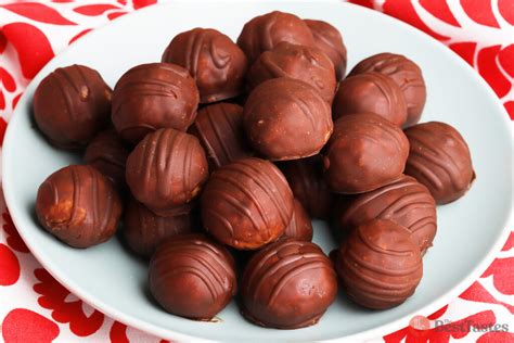 Christmas chocolate balls made from 3 ingredients prepared in 10 minutes | TheBestTastes.com