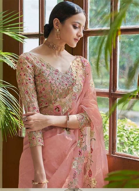 14 Best Tips To Style With An Attractive Saree Blouse Design