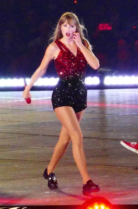 Taylor Swift’s Hottest Tour Looks: Pics Of Her Performances – Hollywood Life