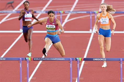 Sydney McLaughlin Breaks The World Record in the 400m Hurdles - Women's ...