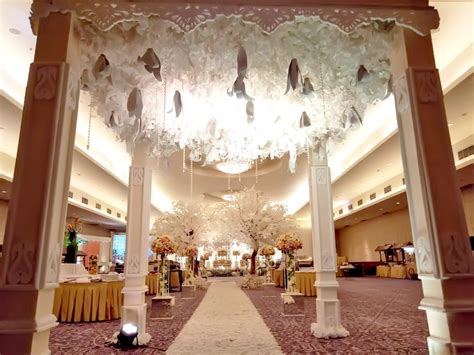 DIAMOND BALLROOM | Royal Palm Hotel & Conference Cengkareng | Bridestory