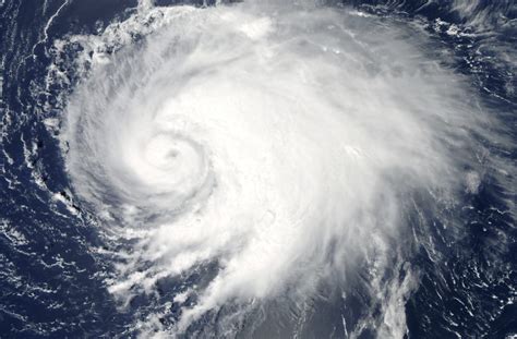 Hurricane Katia spins off Mexico Gulf coast, menaces Veracruz