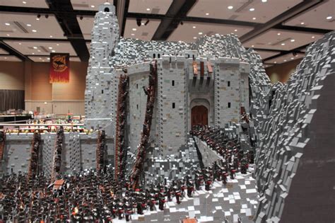 Epic 150,000 LEGO Brick LORD OF THE RINGS Helm's Deep Battle Scene — GeekTyrant