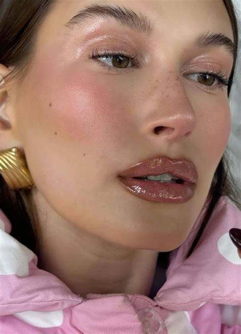 Hailey Bieber Sugar Plum Fairy Makeup | Celebrity makeup, Makeup inspiration, Natural makeup