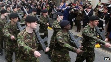 Hundreds gather for Territorial Army parade in London - BBC News