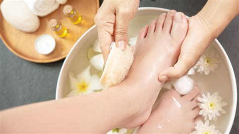 How to do Pedicure at Home | 5 easy steps to do a DIY pedicure at home with simple kitchen ...