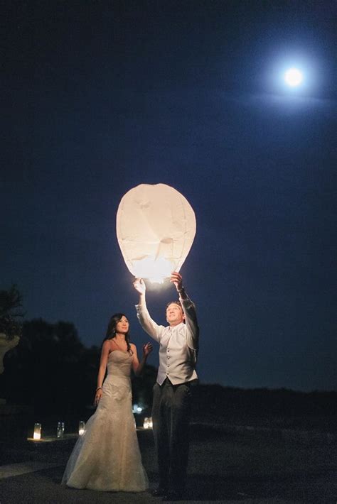 12 Magic Photos With Sky Lanterns For Your Wedding Album | Sky lanterns ...