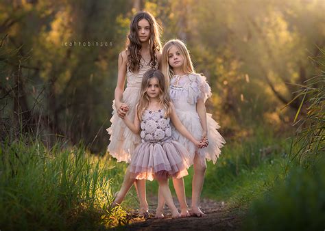 Sisters ©Leah Robinson Photography | Sisters photoshoot, Sibling photography poses, Sister ...