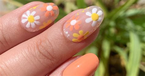"Daisy" Nail Art Is Trending—& We Have Your Easy Step-By-Step Tutorial | Nail art, Daisy nail ...