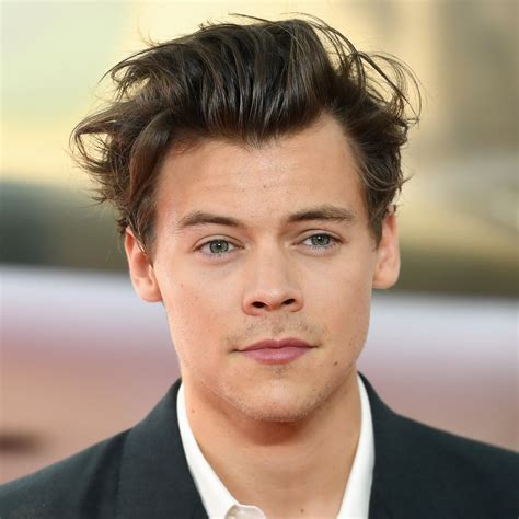 Share 164+ harry styles short hair latest - dedaotaonec