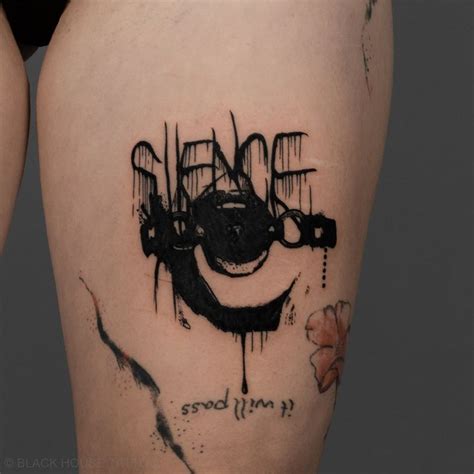 Tetování s nápisem "Silence" / Tattoo with the inscription "Silence" Černé tetováni s nápisem ...