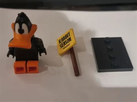 LEGO LOONEY TUNES Daffy Duck Minifigure #7 - 71030 UK with baseplate £5 ...