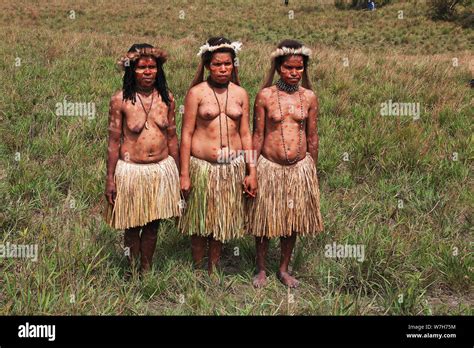 Papua new guinea tribes women hi-res stock photography and images - Alamy