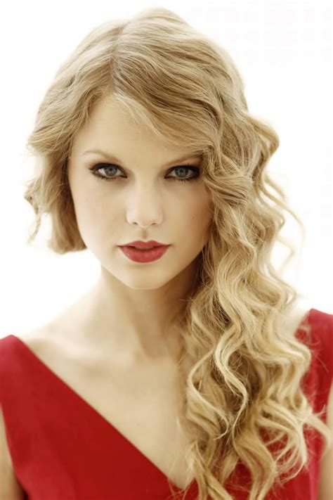Taylor Swift is Back and Her Natural Curls are Causing a Sensation