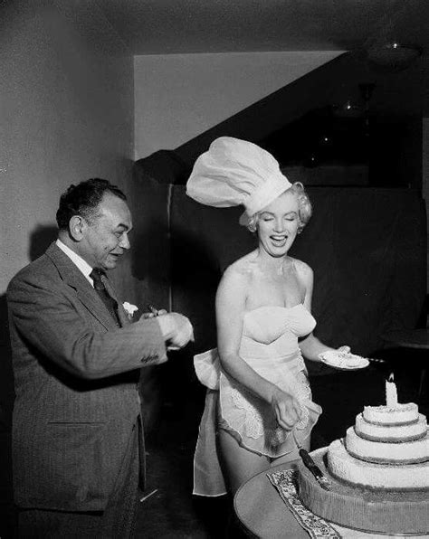 Marilyn Monroe with Edward G. Robinson is named Miss Cheesecake 1952. | Marilyn monroe, Marilyn ...