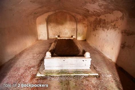 Tomb of Murshid Quli Khan at Katra Mosque in Murshidabad | Tale of 2 Backpackers