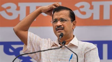 Delhi Crime Branch team reaches Arvind Kejriwal's residence to give ...