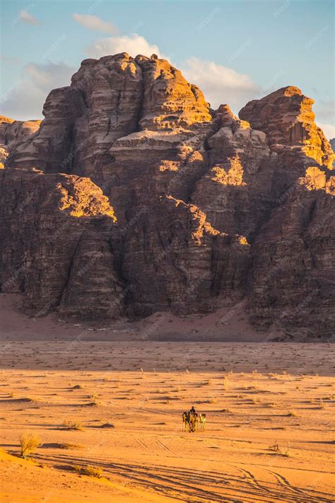 Premium Photo | Sunset in Wadi Rum desert. Orange sunset sky and clouds in Wadi Rum, Jordan