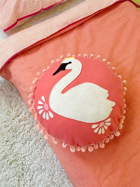 Sweet swan pillow? You can already visualize this in a little girls room or nursery. So sweet ...