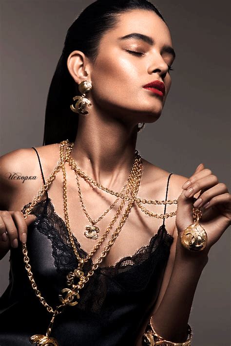 Изображения Искорка | Vogue jewelry, Jewelry photoshoot, Jewelry editorial