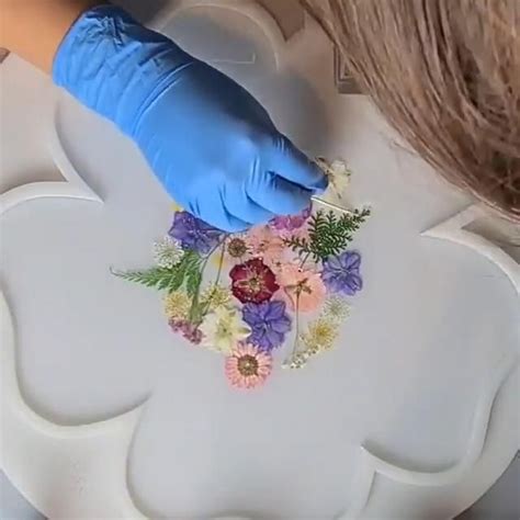 Flower-Shaped Resin Art with Preserved Dried Flowers [Video] in 2021 | Resin crafts, Polymer ...