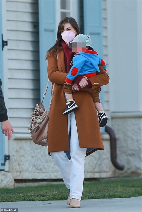 Anne Hathaway heads for dinner with her family in Santa Monica | Daily ...