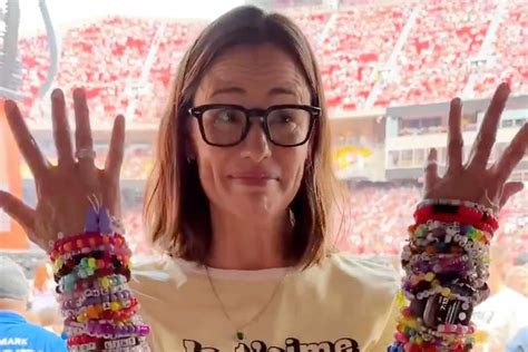 Jennifer Garner Shows Off Impressive Bracelet Collection from Taylor ...