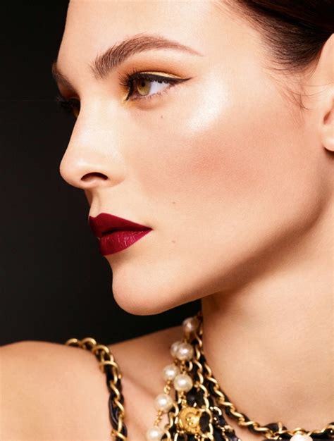 Últimas Tendencias: Vittoria Ceretti brilla en la campaña de Chanel Makeup Holiday 2020