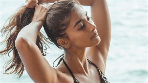 Pooja Hegde in ₹5k bikini flaunts messy vacay hair before a swim in ...