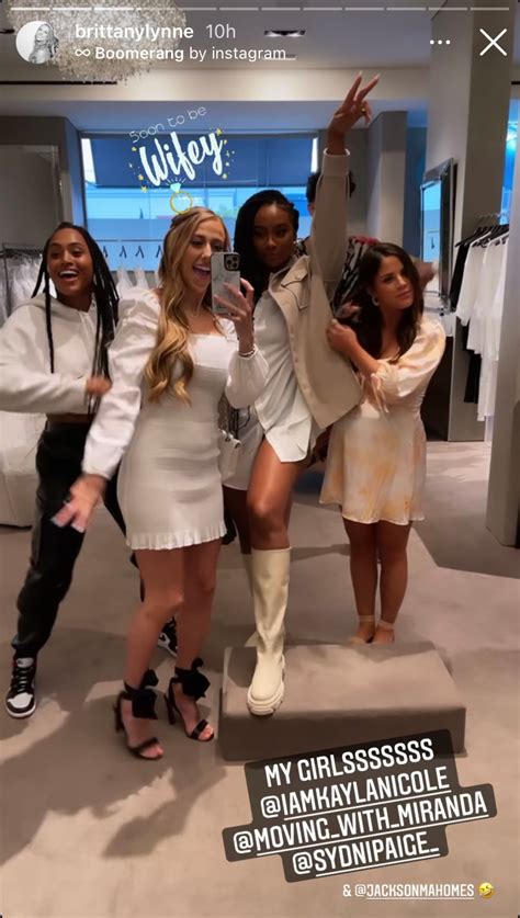 Brittany Matthews Shops for Wedding Dress With Friends: Photos