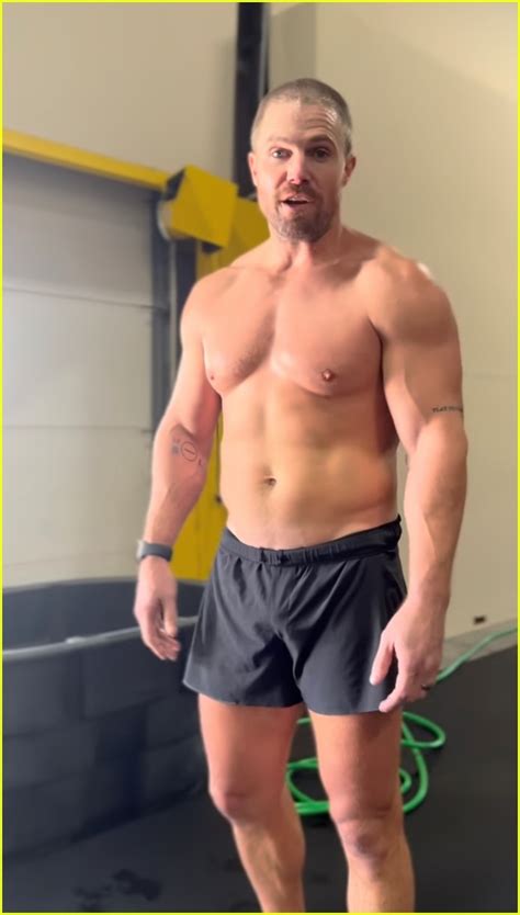 Shirtless Stephen Amell Looks Buffer Than Ever While Doing Marketing ...