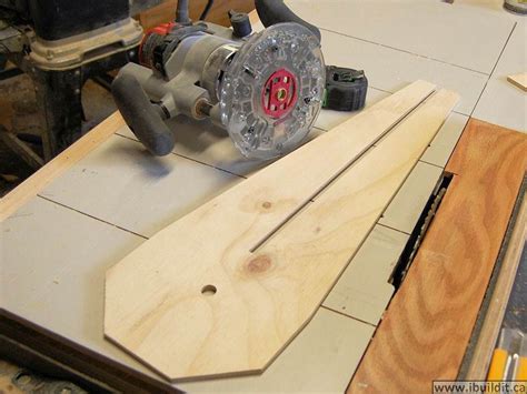 How To Make A Circle Cutting Jig For The Router - IBUILDIT.CA