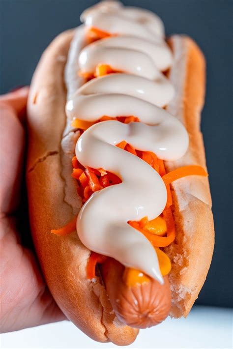 Hot dog with carrots and sauce - Creative Commons Bilder