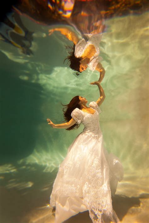 Incredible Underwater Trash-the-Dress Photos | BridalGuide