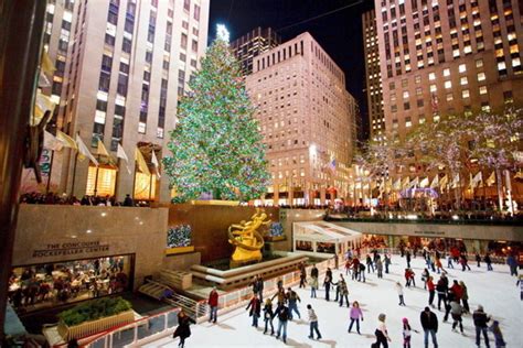 New York, al Rockfeller Center acceso l'albero di Natale più famoso del ...