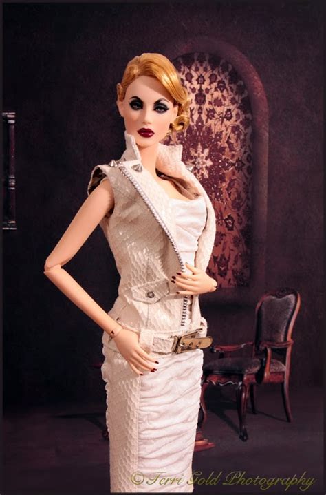 Collecting Fashion Dolls by Terri Gold: Ficon Girls Get Camera Time