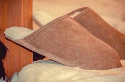 The Best Slippers For Wide Feet (4 Options For Men & Women)