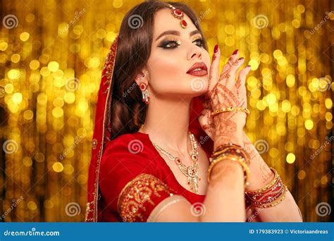 Hindu Beautiful Indian Woman Traditional / Beautiful woman wear traditional muslim indian ...