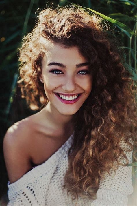 20 Hairstyles For Curly Frizzy Hair Womens - Feed Inspiration